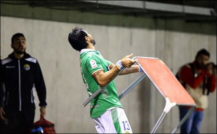 "Loco" Abreu explota contra aficionados y les avienta una mesa