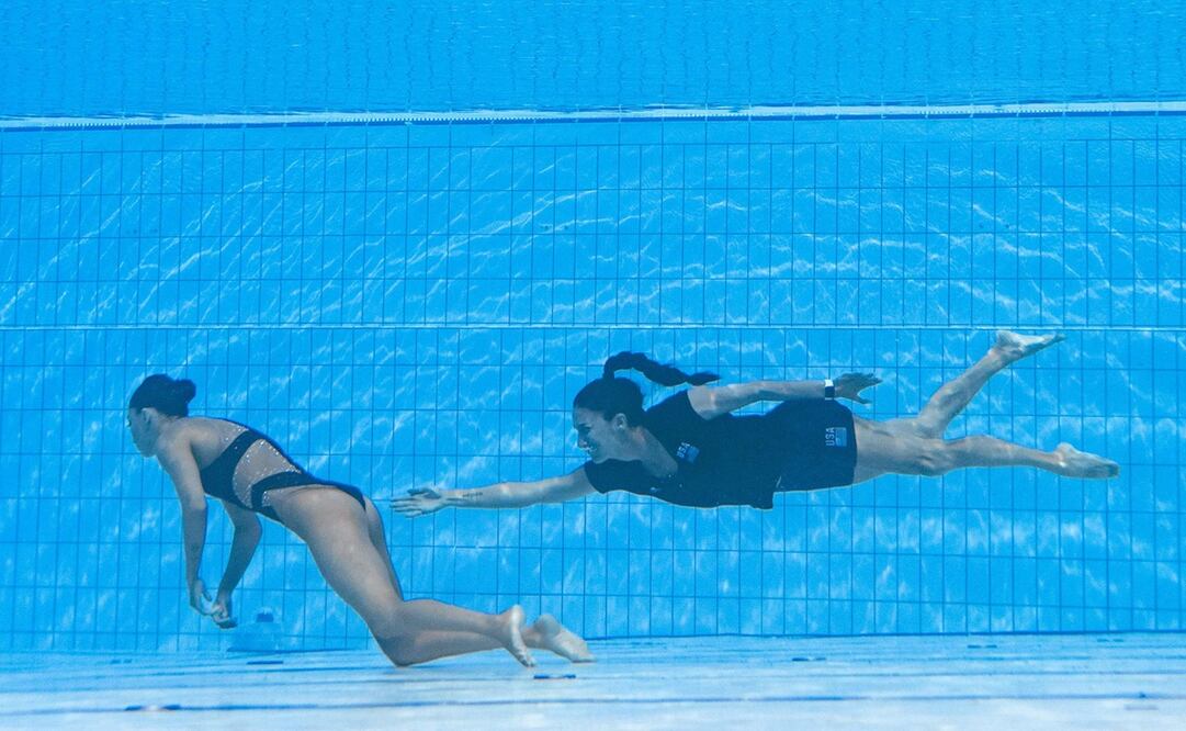 La entrenadora Andrea Fuentes en rescate de la nadadora Anita Álvarez - FOTO: AFP