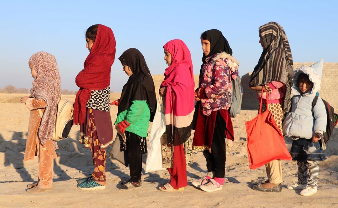 Niñas afganas a su llegada a clases a un centro educativo antes de su cierre tras la prohibición a la mujer de trabajar en ONG's y otras instituciones. Foto: EFE