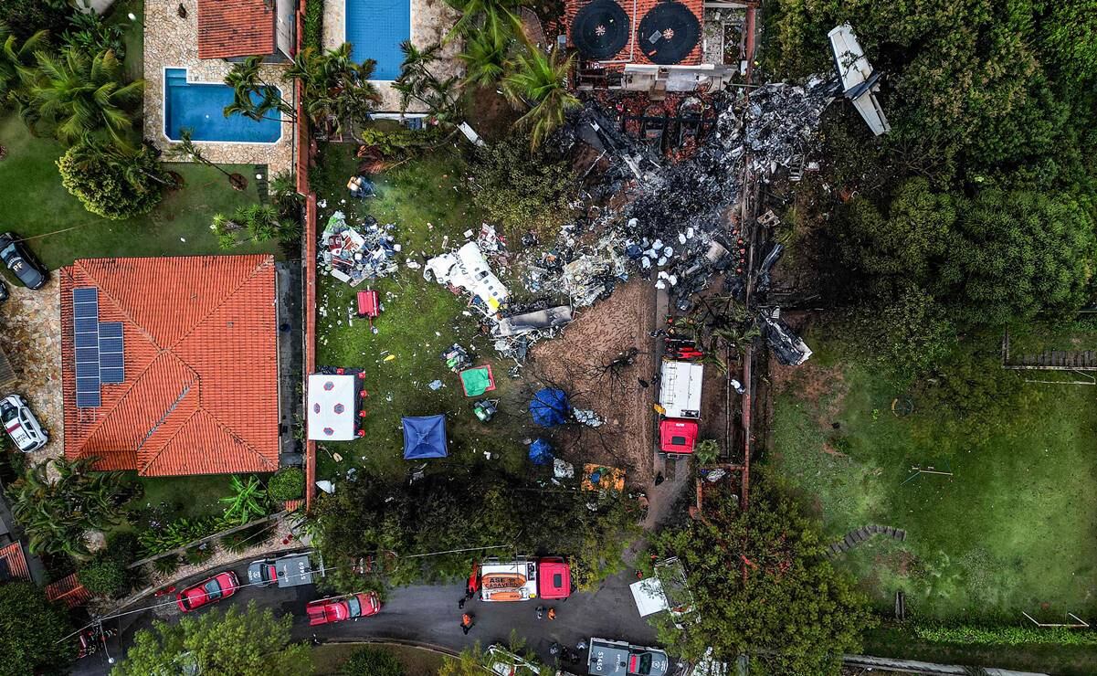 Vista aérea de los restos de un avión que se estrelló. Foto: AFP