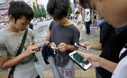 Ciudad japonesa busca prohibir el uso de celulares cuando se camina