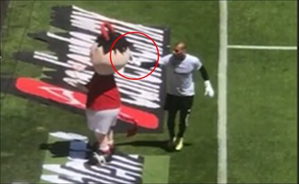 Nahuel Guzmán discute con botarga del Toluca en la cancha del Nemesio Diez