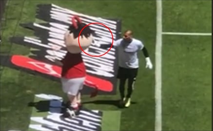 Nahuel Guzmán discute con botarga del Toluca en la cancha del Nemesio Diez