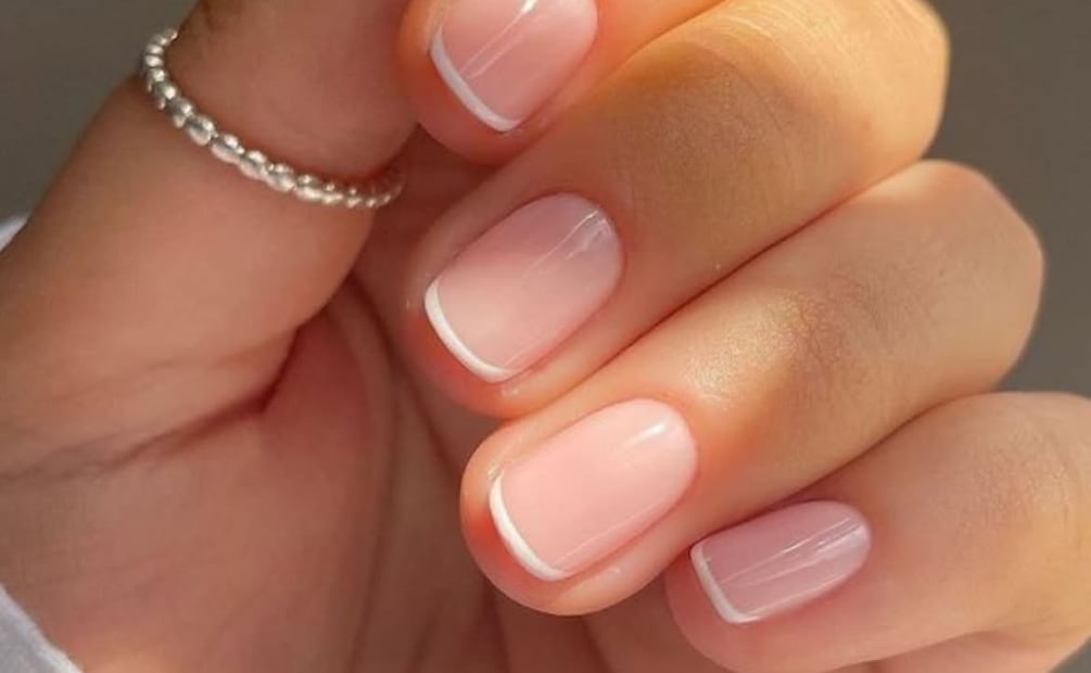 Las micro french nails son ideales para uñas cortas; puedes elegir otro tono. Foto: Instagram @setzybeautyofficial