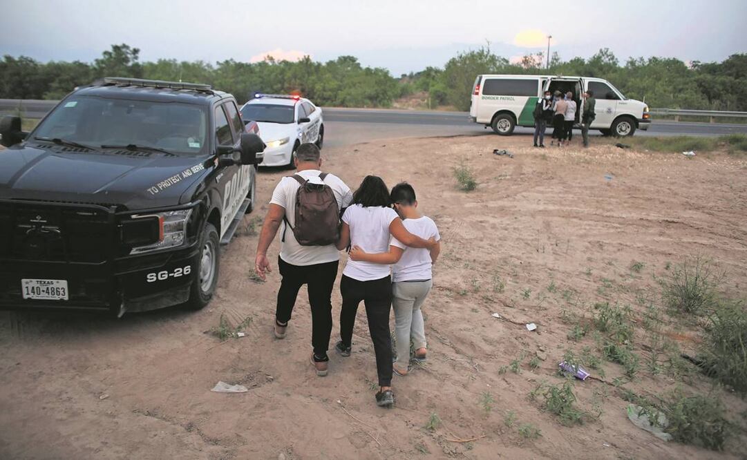 Agentes fronterizos, con una familia migrante que cruzó el río Bravo hacia EU en Eagle Pass, Texas. Foto: Archivo/AFP