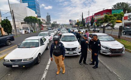 Decenas de taxistas cierran el Paseo Tollocan en Toluca