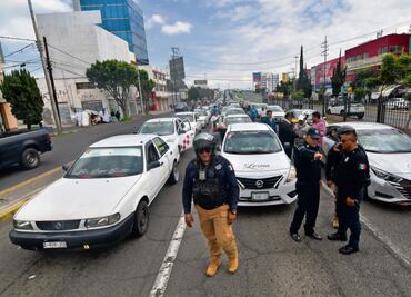 Decenas de taxistas cierran el Paseo Tollocan en Toluca