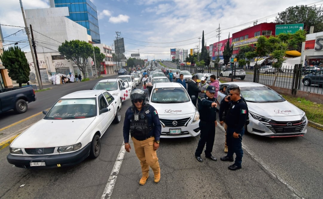 Los transportistas marcharon a la Secretaría de Movilidad para exigir que
cese el presunto hostigamiento con operativos. Foto: Arturo Hernández | El Universal