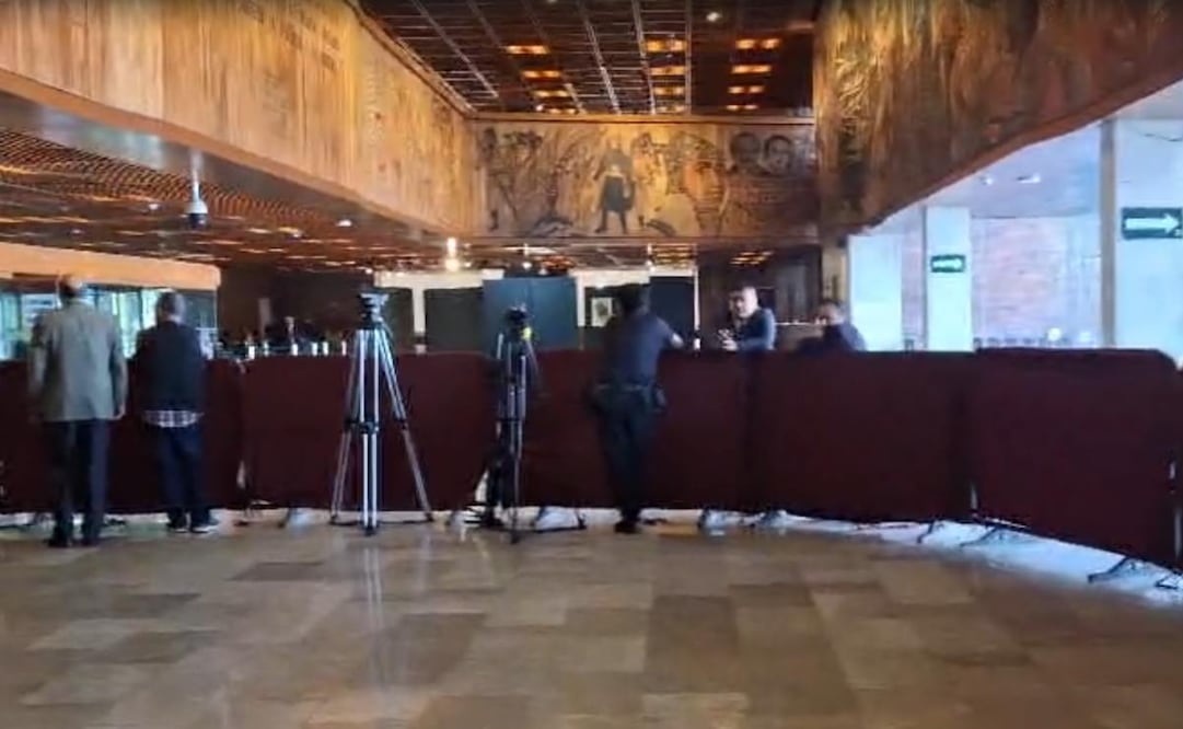 Entre vallas metálicas, aspirantes al consejo general del INE ingresan al pleno de San Lázaro (06/04/2026). Foto: Antonio López/ EL UNVIERSAL