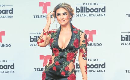 Aracely Arámbula mueve sus caderas en bikini