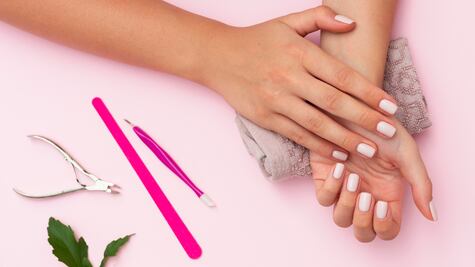 ¿Cómo limpiar las uñas de acrílico sin maltratarlas?