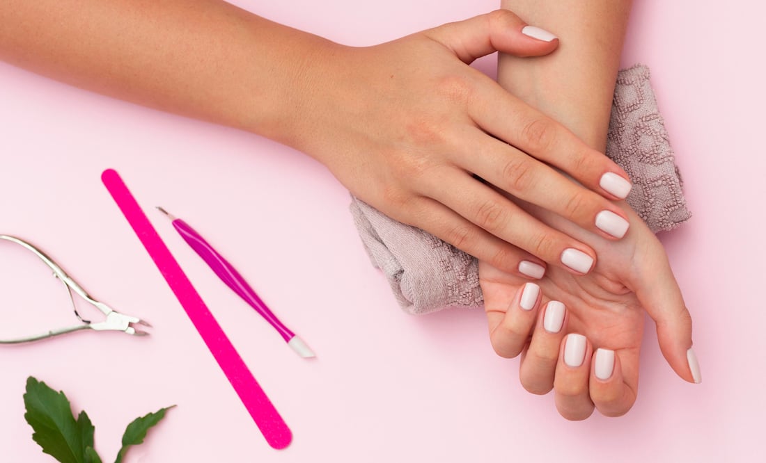 Cuida tus uñas de acrílico. Foto: Freepik