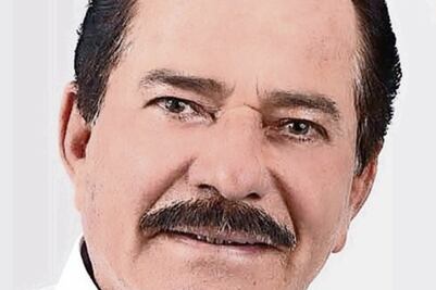 Gana por quinta vez y festeja vistiéndose de santo