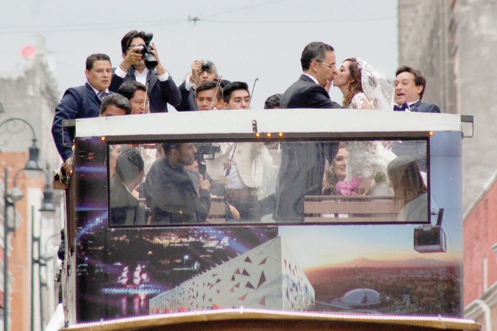 César Yáñez Centeno y Dulce María Silva Hernández, ambos vestidos para la ceremonia, realizaron su boda en la capilla del Rosario de la Iglesia de Santo Domingo rodeados por un cinturón de seguridad. Foto: OMAR CONTRERAS. EL UNIVERSAL
