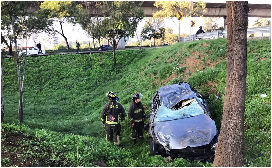 Hombre muere al volcar su auto deportivo en Insurgentes y Periférico. Foto: Francisco Rodríguez/ EL UNIVERSAL
