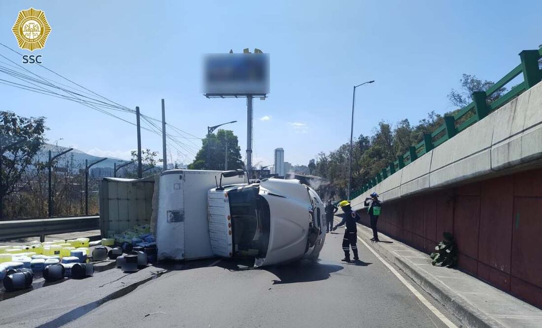 Un camión tipo tortón se volteó en avenida Prolongación Reforma y calle Gómez Farías, en la colonia Santa Fe. Foto: Especial
