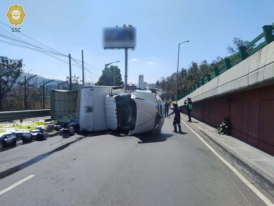 Un camión tipo tortón se volteó en avenida Prolongación Reforma y calle Gómez Farías, en la colonia Santa Fe. Foto: Especial