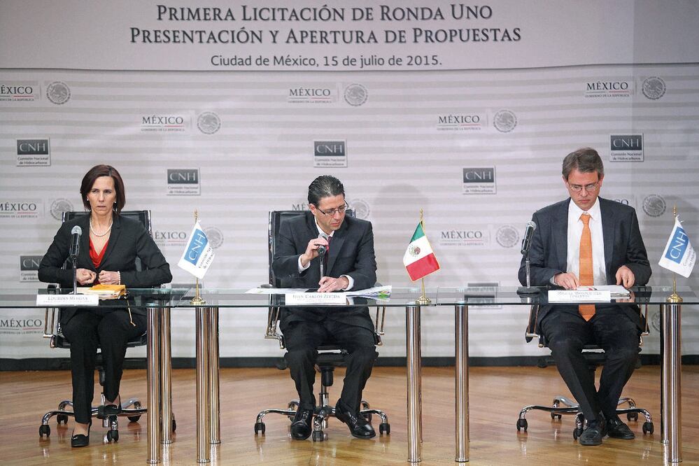 Lourdes Melgar, subsecretaria de Energía; Juan Carlos Zepeda, titular de la CNH, y Miguel Messmacher, subsecretario de Hacienda, tras la licitación (IVAN STEPHENS. EL UNIVERSAL)