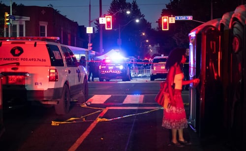 Tiroteo deja dos muertos en festival de salsa en Toronto; atacante sigue prófugo