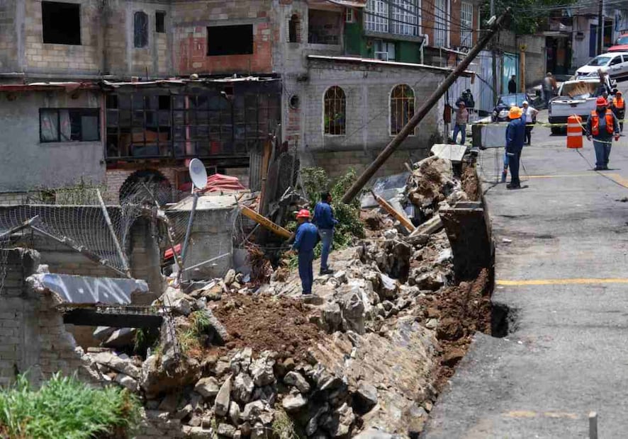 America fue arrastrada por el agua que se desbordó desde la calle 21 de Marzo, en la colonia Cuajimalpa, luego de que un muro se reventó. Foto: Karla Guerrero / EL UNIVERSAL