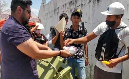 Reparten agua y "congeladas" a jóvenes que esperaban ser vacunados en Tamaulipas  