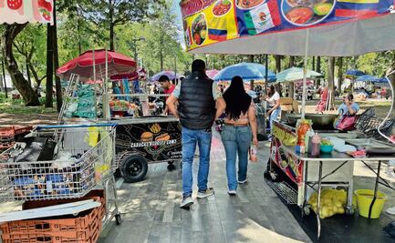 Ambulantes venden en la Alameda Central sin extintores; es requisito que les pidió gobierno