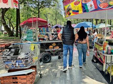 Ambulantes venden en la Alameda Central sin extintores; es requisito que les pidió gobierno