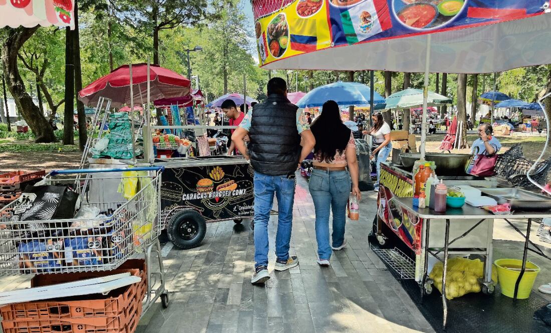 El gobierno había solicitado a puestos de comida contar con extintor para instalarse; ayer, en un recorrido, se constató que no lo tienen. Foto: Rafael García / EL UNIVERSAL