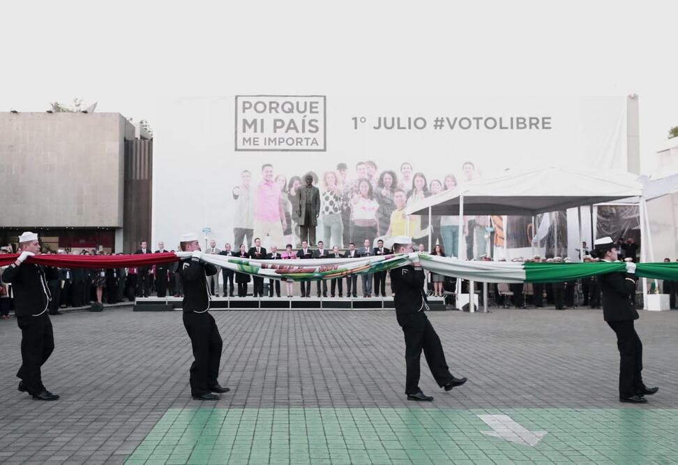 Inicia la jornada electoral con honores a la Bandera en el INE. Foto: Alejandra Leyva