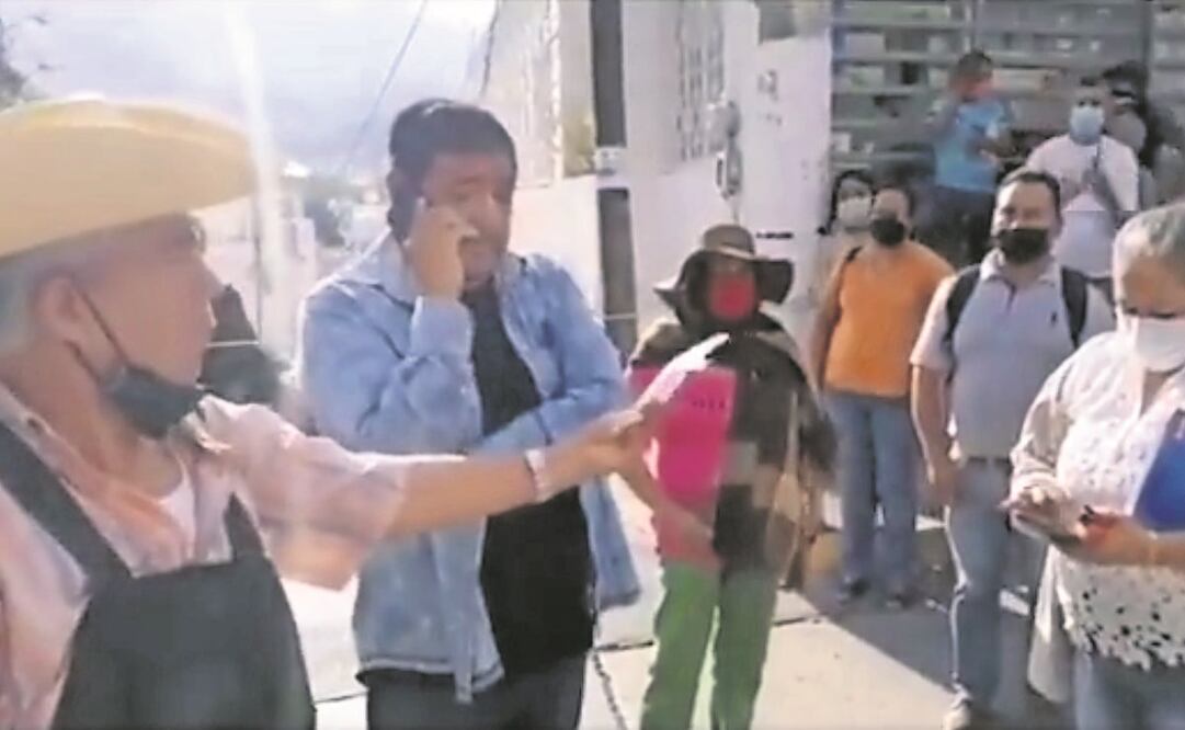 El senador Félix Salgado Macedonio y padre de la gobernadora Evelyn Salgado pactó con miembros de la CETEG una audiencia con el secretario de Educación, a quien llamó durante un bloqueo en Chilpancingo. Foto: Tomada de video.