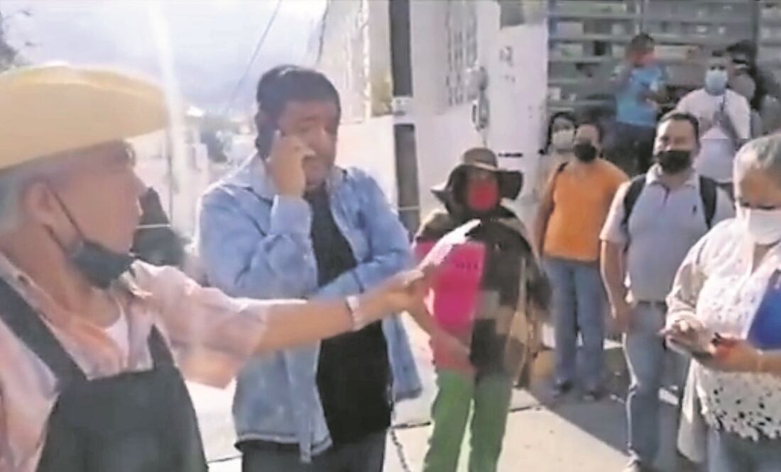 El senador Félix Salgado Macedonio y padre de la gobernadora Evelyn Salgado pactó con miembros de la CETEG una audiencia con el secretario de Educación, a quien llamó durante un bloqueo en Chilpancingo. Foto: Tomada de video.