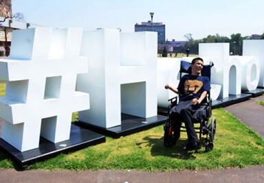 Joven con parálisis cerebral se gradúa de la UNAM con programa de inclusión