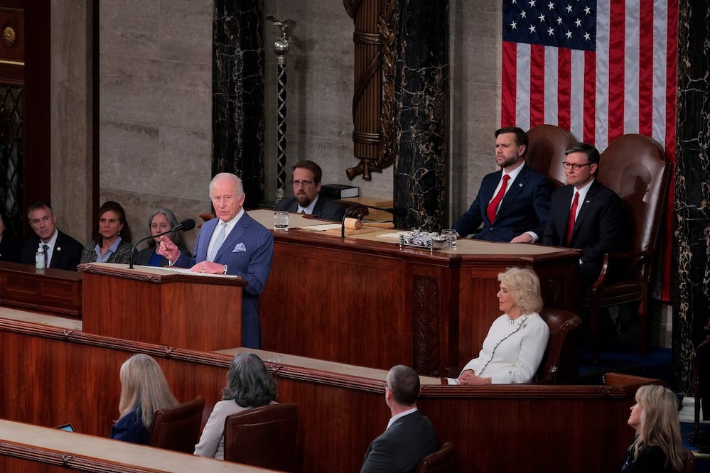 El rey Carlos III, durante su discurso en el Congreso de Estados Unidos, al que asistió su esposa, la reina Camila, en Washington. FOTO: AFP