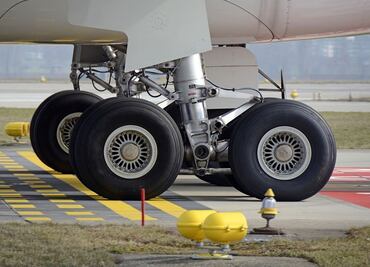 La historia del pasajero que viajó en el tren de aterrizaje de un avión y sobrevivió