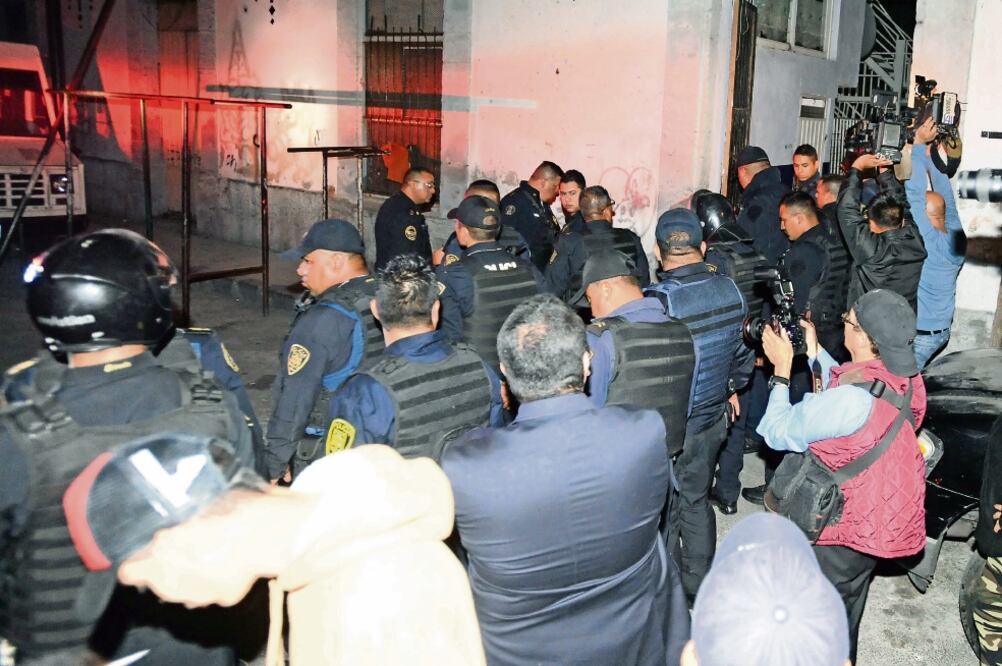 Policías capitalinos pidieron refuerzos al verse agredidos al intentar detener a los cuatro agresores que se escondieron en una vecindad de la calle Altuna. Foto: CUARTOSCURO
