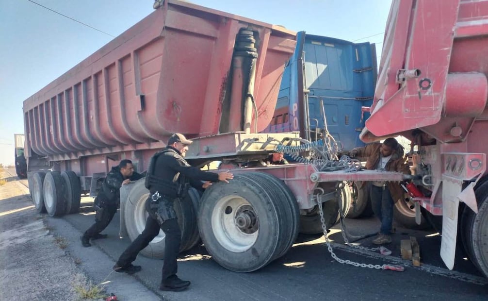 Civiles a bordo de una camioneta blanca provocaron bloqueos en Camargo y Gustavo Díaz Ordaz en Tamaulipas (31/01/26). Foto: Especial