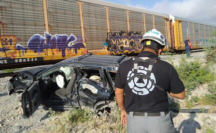 Mueren dos menores tras impactarse camioneta donde viajaban contra un tren en NL
