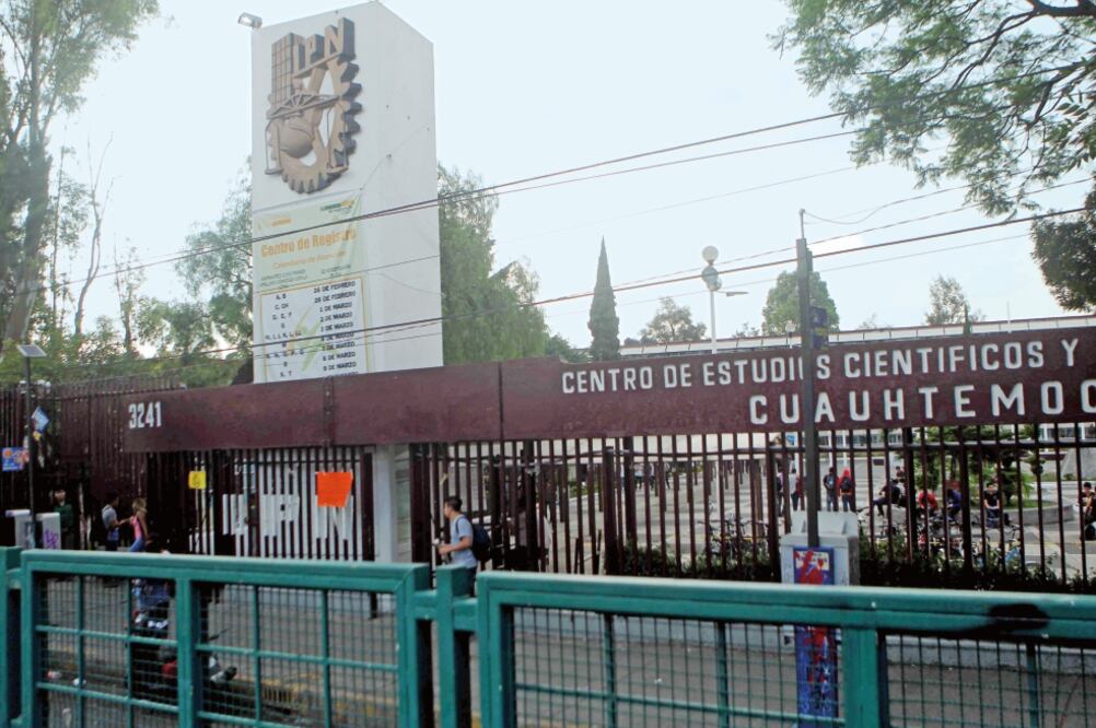 Alumnos y autoridades del IPN avanzan en la identificación de cada grupo de sexto semestre de las vocacionales que permanecen en paro, para buscar rescatar el semestre (FERNANDO RAMÍREZ. EL UNIVERSAL)