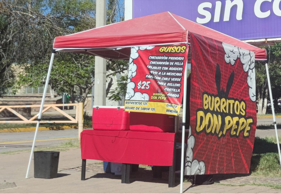 Los burritos de Ciudad Juárez, Chihuahua, de guisos varios son muy famosos incluso a nivel mundial. Es común encontrarlos de venta en puestos sobre la calle y, claro, en locales establecidos especializados en burritos. Cortesía Mario Trillo.