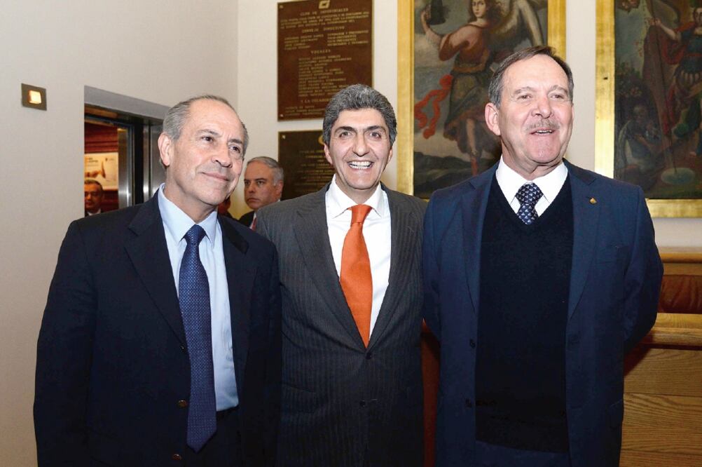 Ernesto Nemer, titular de Profeco, (centro), y el presidente de la Concanaco, Enrique Solana Sentíes (derecha), al término de una reunión de trabajo. (CORTESÍA)