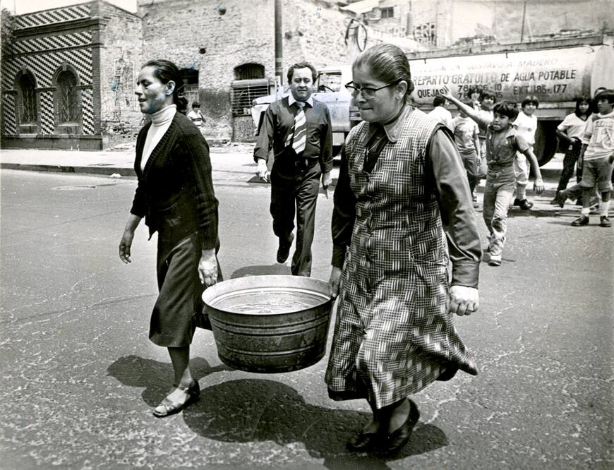 Al igual que hace cien años, en muchos casos actuales son las mujeres quienes comprometen su tiempo y esfuerzo en la tarea de llevar agua al hogar durante épocas de escasez. ESPECIAL.