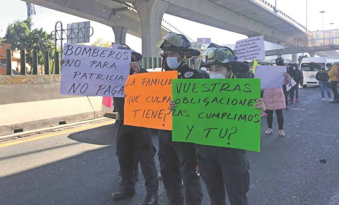 En Naucalpan, personal médico, bomberos, de Protección Civil y policías bloquearon Periférico Norte y sitiaron el Palacio Municipal. Foto: Rebeca Jiménez. EL UNIVERSAL