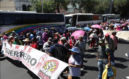 Maestros ocupan caseta de cobro y medios de comunicación