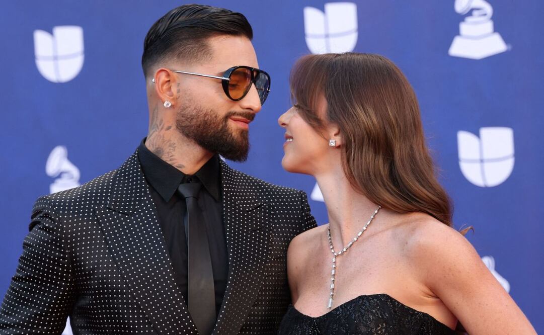 El cantante Maluma y su esposa, Susana Gómez en la alfombra roja de la 26.ª edición de los Premios Grammy Latinos. Foto: Michael Tran / AFP