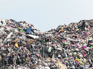 Hallan feto en basurero municipal de Mazatlán; se encontraba dentro de una bolsa negra de plástico