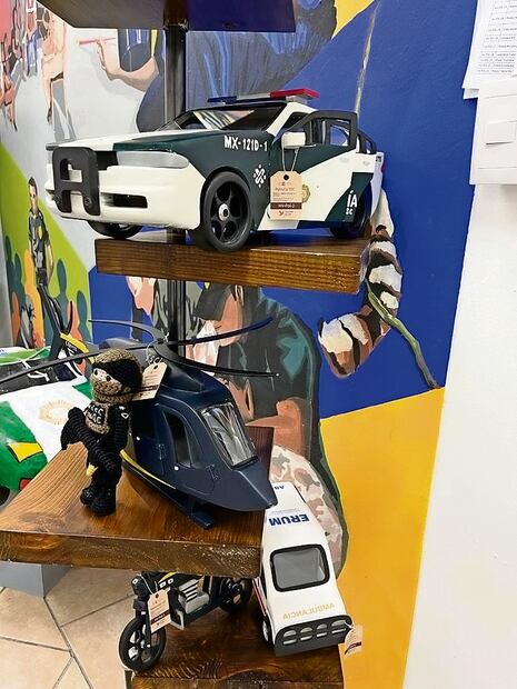 En la tienda, ubicada en el Museo del Policía, los presos ponen a la venta artículos elaborados a mano, plantas, juegos como la poleana inventado en la cárcel, entre otros, con lo cual obtienen un sustento económico. Foto: Paola Reyes y Kevin Ruiz | El Universal