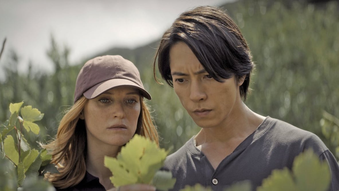 La historia trata sobre dos medios hermanos, interpretados por Fleur Geffrier como Camille Léger y Tomohisa Yamashita como Issei Tomine, quienes compiten por el emporio de vinos de su fallecido padre. Foto: Apple TV