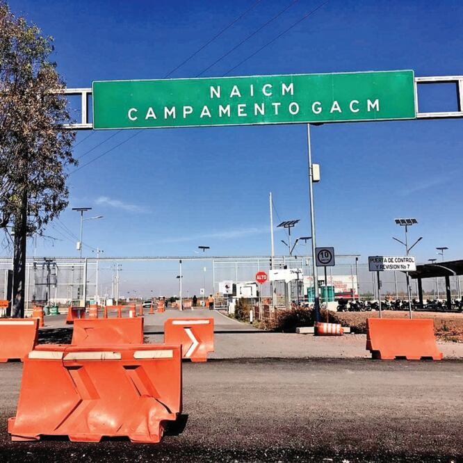 Personal de vigilancia, que supervisa la entrada y salida de vehículos, expresó que desde la consulta nacional del aeropuerto disminuyó la actividad en la obra. Foto: EMILIO FERNÁNDEZ. EL UNIVERSAL