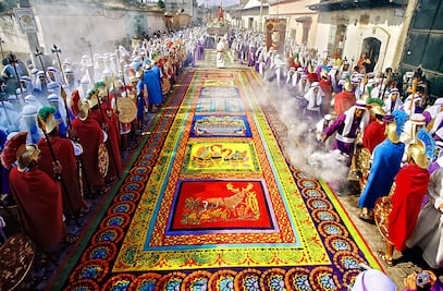 Decoran sus calles con alfombras de aserrín multicolor