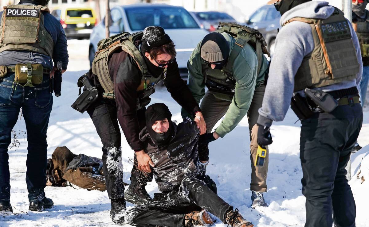 Agentes federales detienen a un manifestante en Minneapolis, Minnesota. HRW alerta que oficiales de migración han realizado redadas “innecesariamente violentas”. Foto: Charly Triballeau / AFP